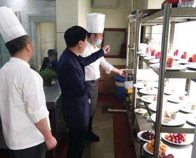 筑牢安全防线，护航健康消费——徽县市监局党组书记、局长赵丰一行深入徽州大酒店检查指导食品安全工作